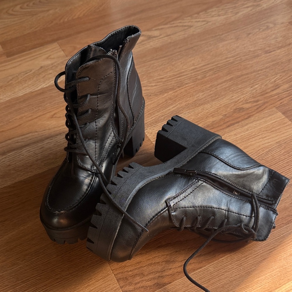 Women’s Black Combat Boots w/ Platform Heel Size 9